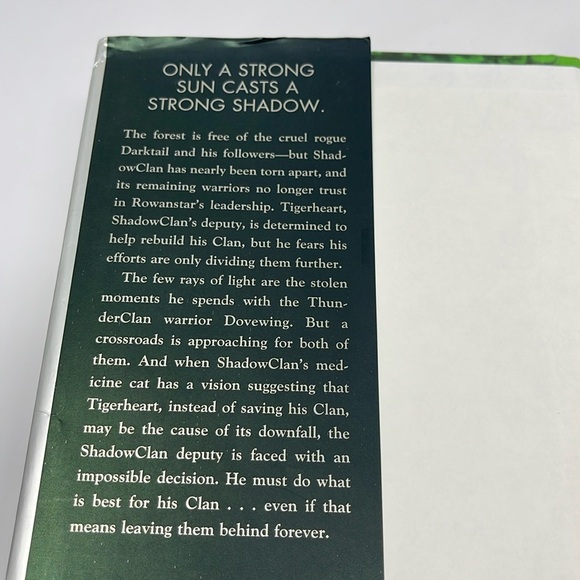 WARRIORS: Tigerheart’s Shadow. Super Edition. By: Erin Hunter - Picture 7 of 8